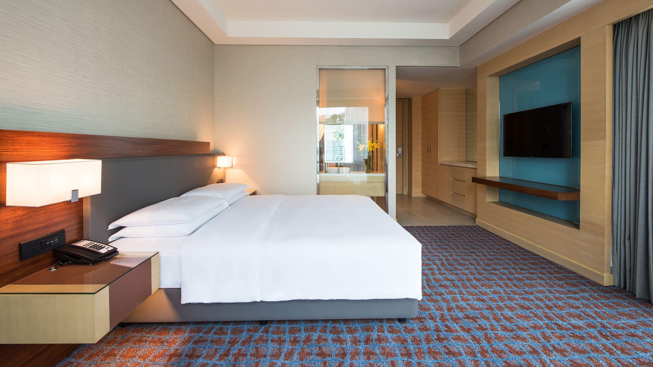 Hyatt Regency Lucknow Gomti Nagar Hotel Eksteriør billede A bedroom at the hotel