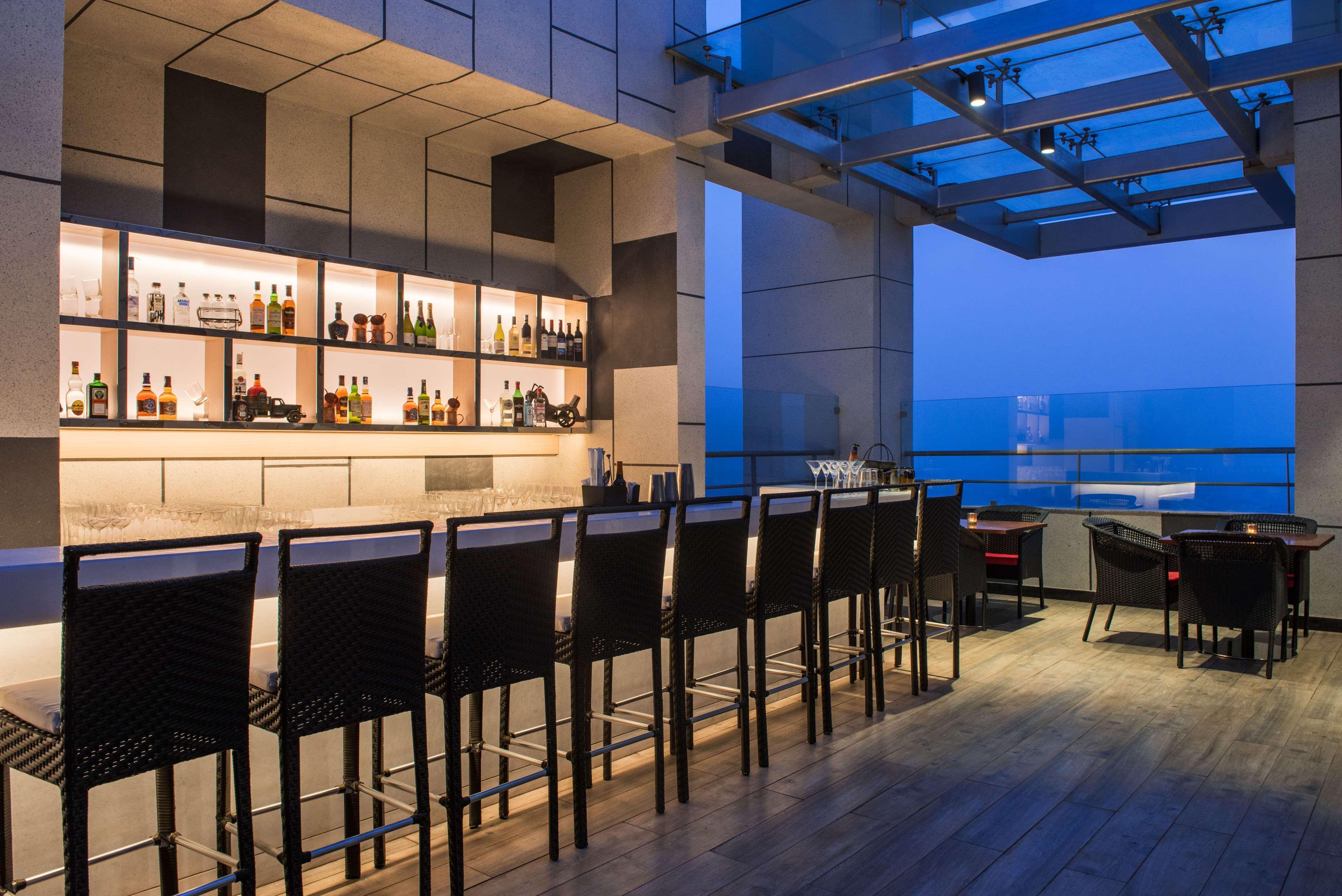 Hyatt Regency Lucknow Gomti Nagar Hotel Eksteriør billede Skyline Bar