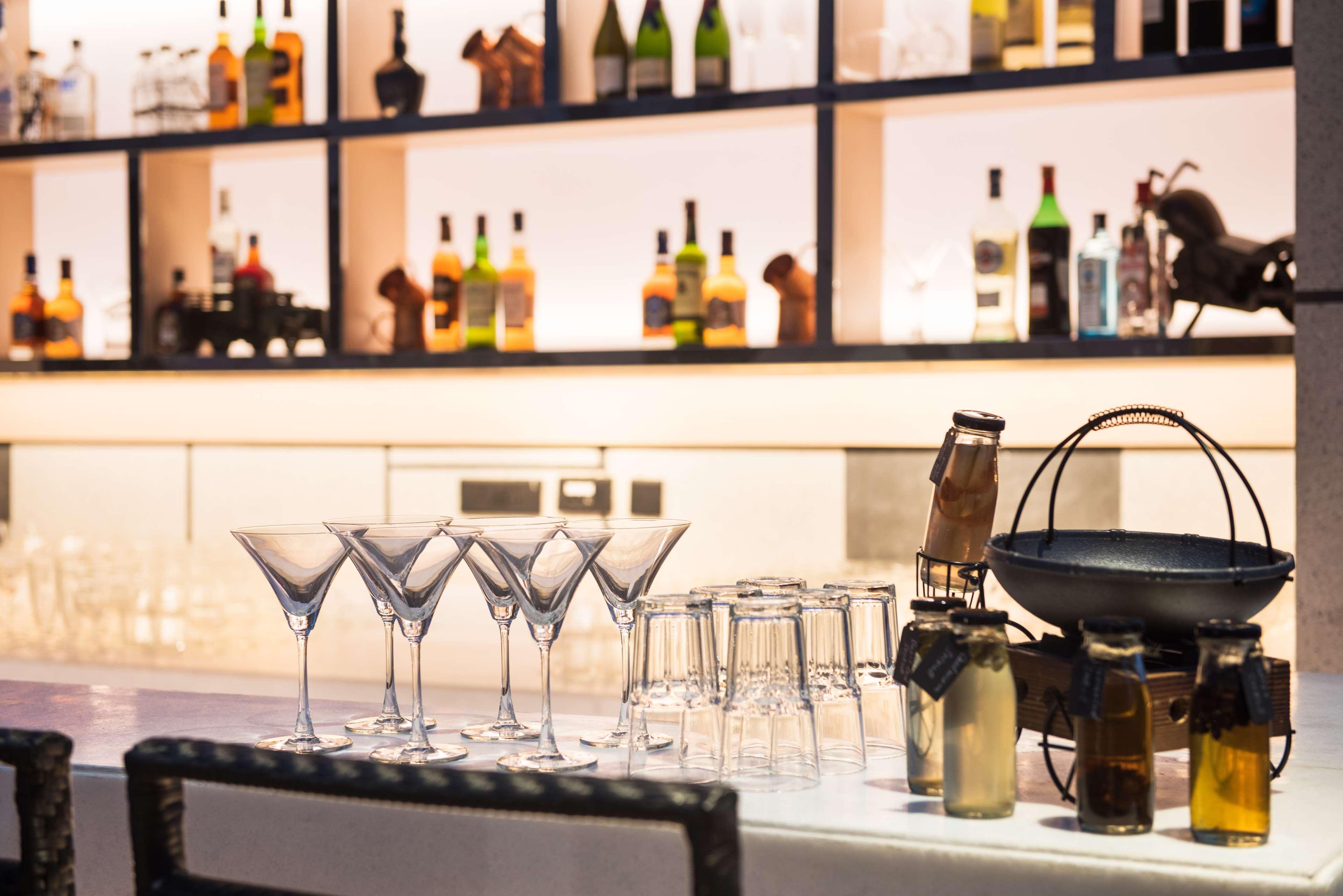 Hyatt Regency Lucknow Gomti Nagar Hotel Eksteriør billede A bar at a hotel