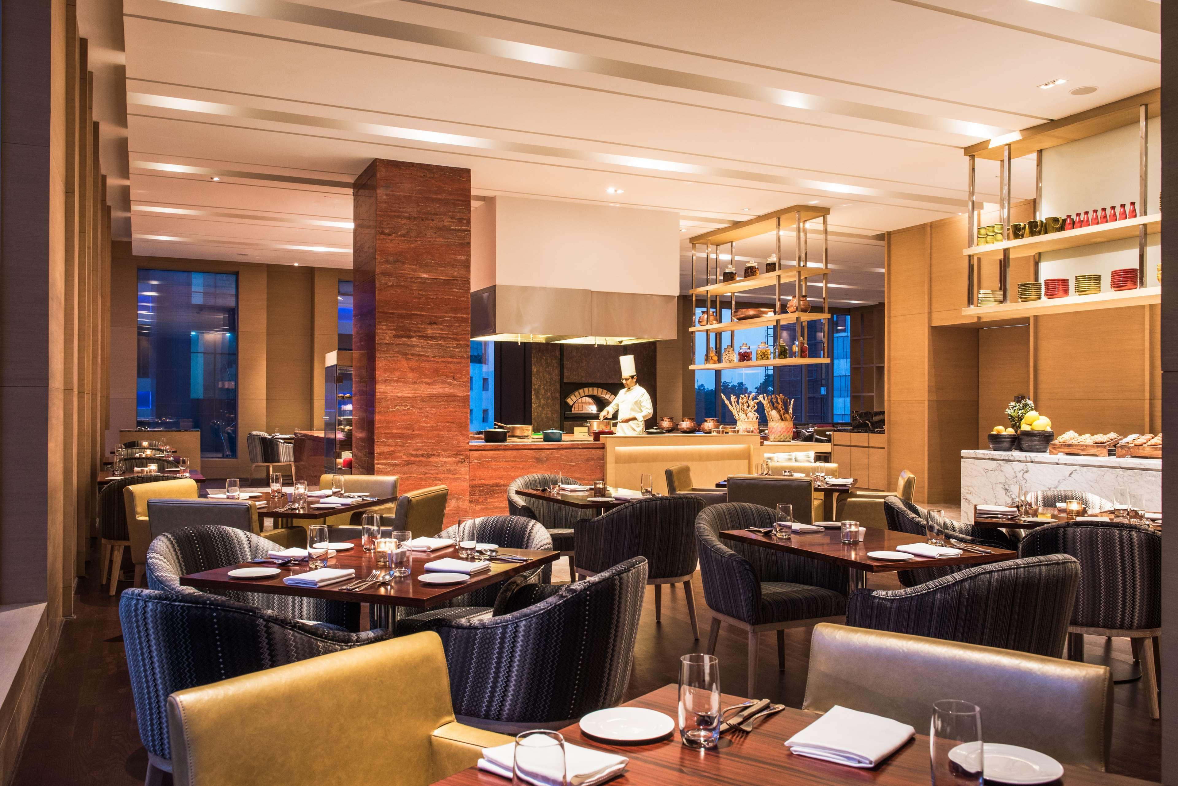 Hyatt Regency Lucknow Gomti Nagar Hotel Eksteriør billede The restaurant