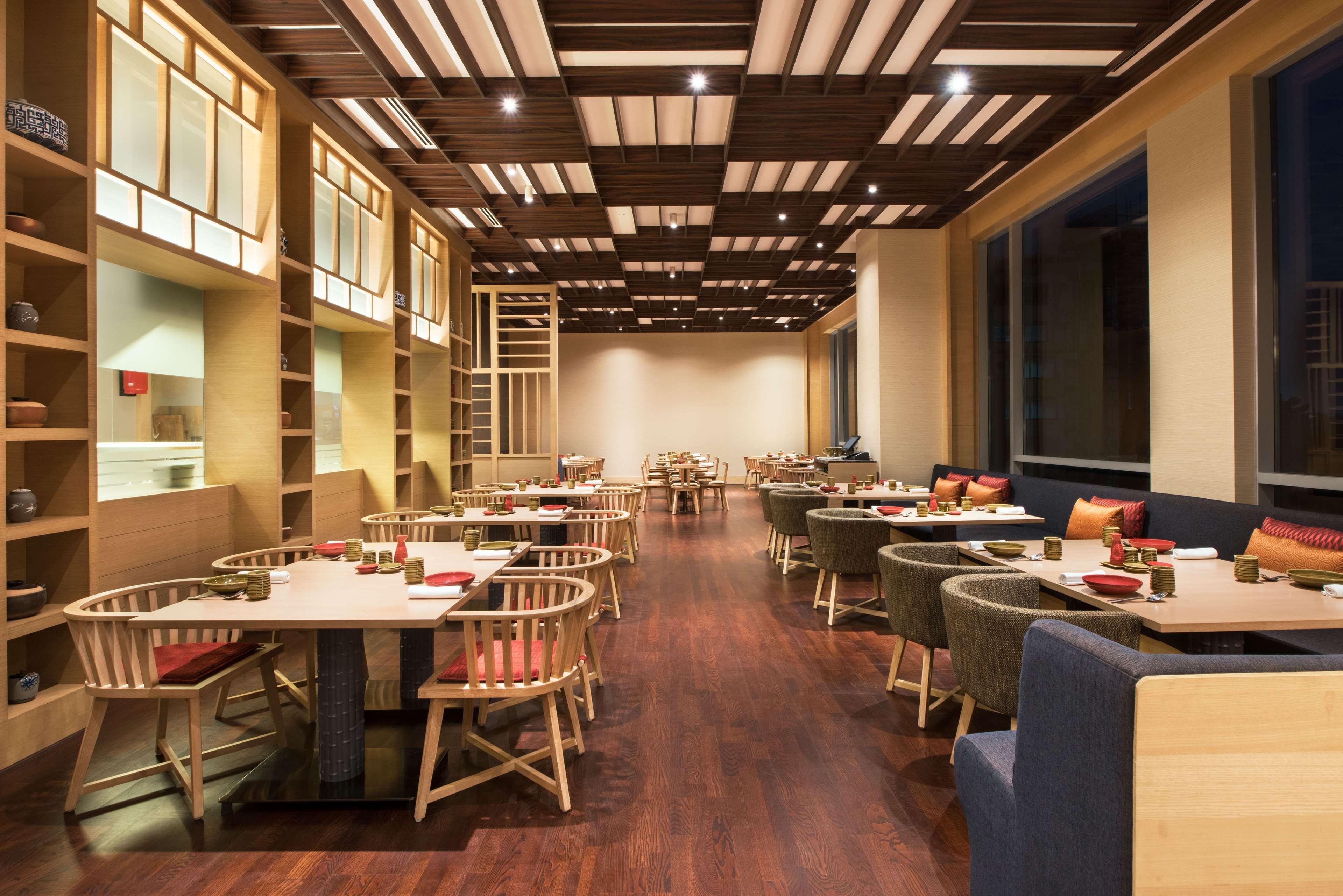 Hyatt Regency Lucknow Gomti Nagar Hotel Eksteriør billede The interior of a restaurant