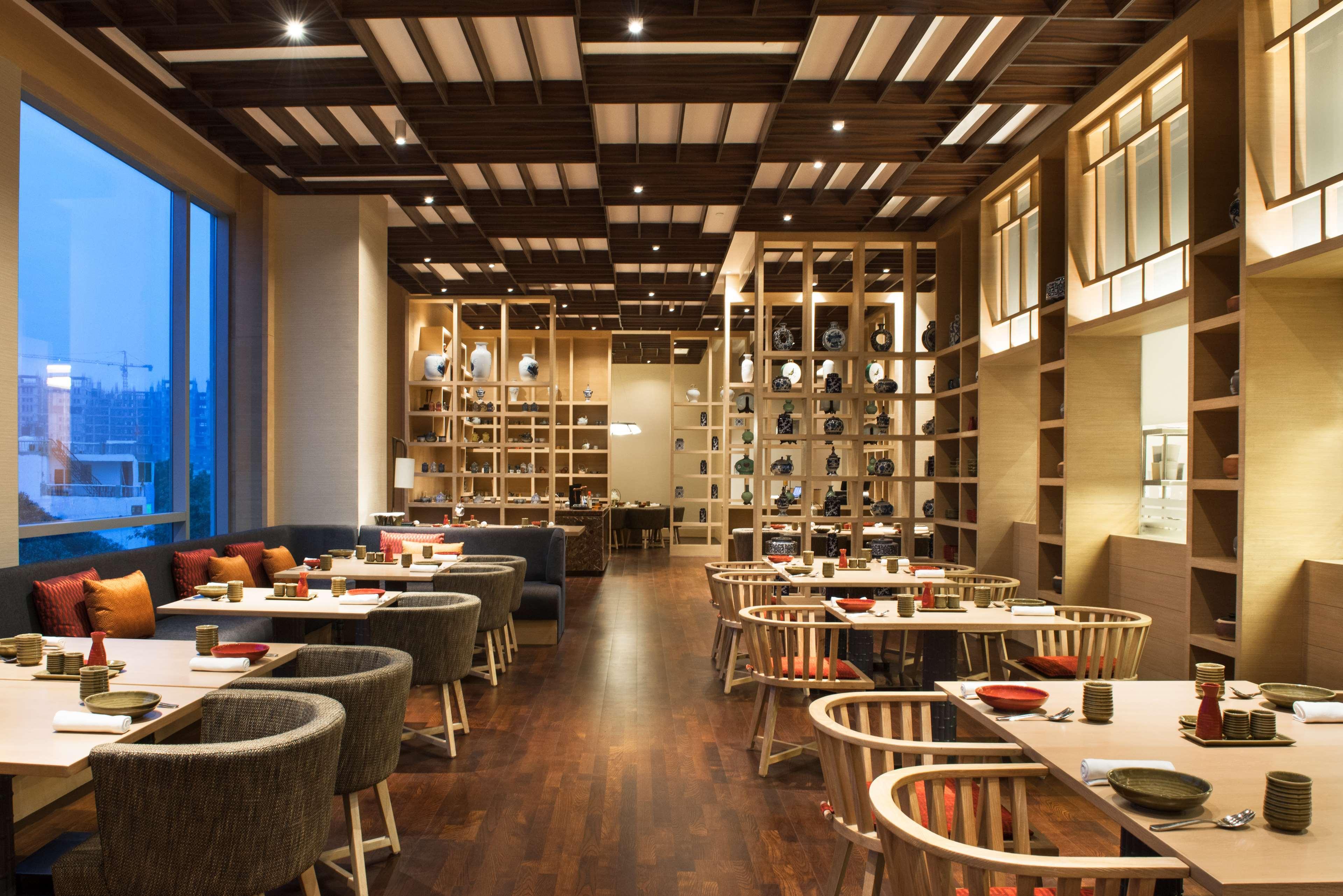 Hyatt Regency Lucknow Gomti Nagar Hotel Eksteriør billede The interior of the restaurant