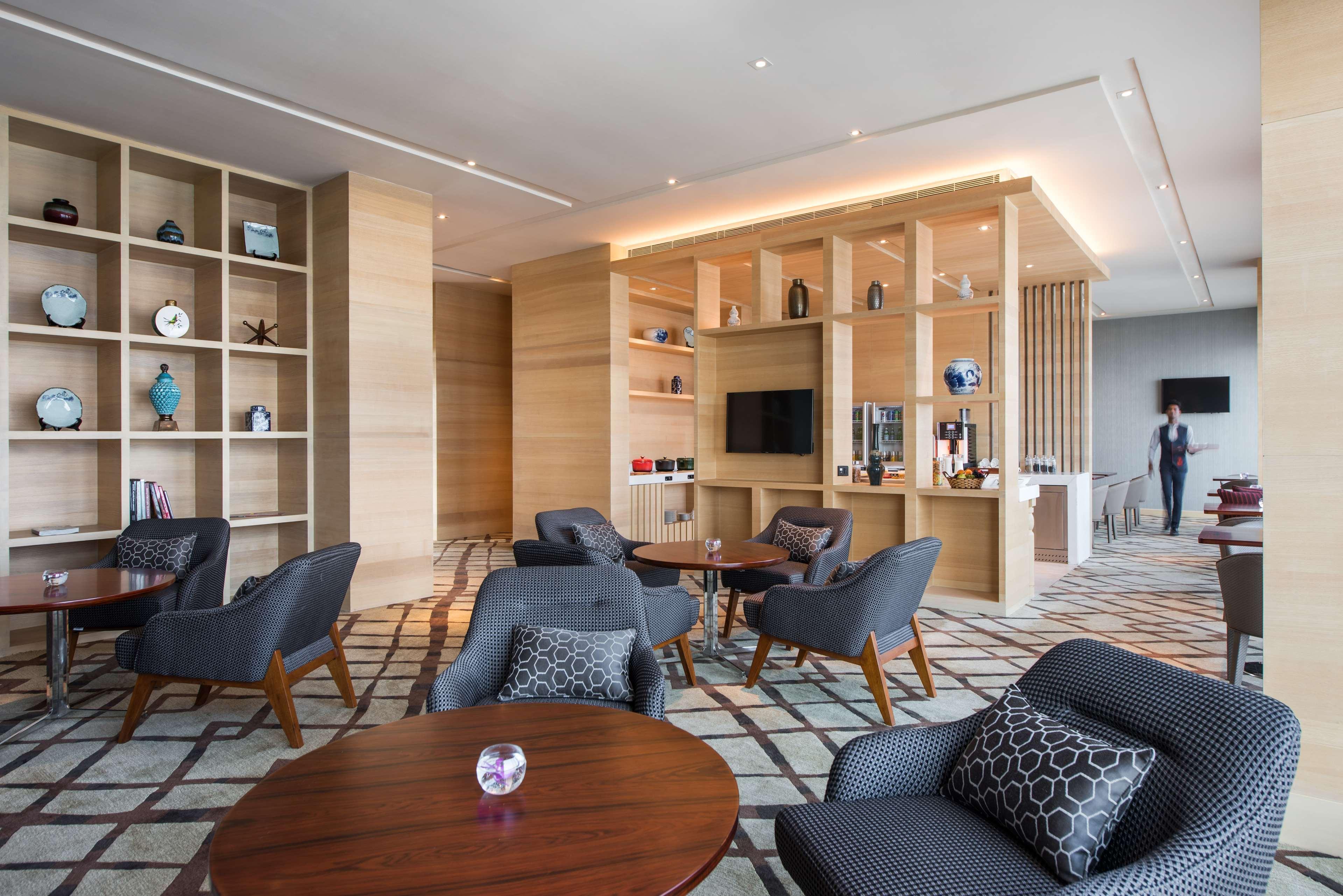 Hyatt Regency Lucknow Gomti Nagar Hotel Eksteriør billede Club Lounge at the hotel