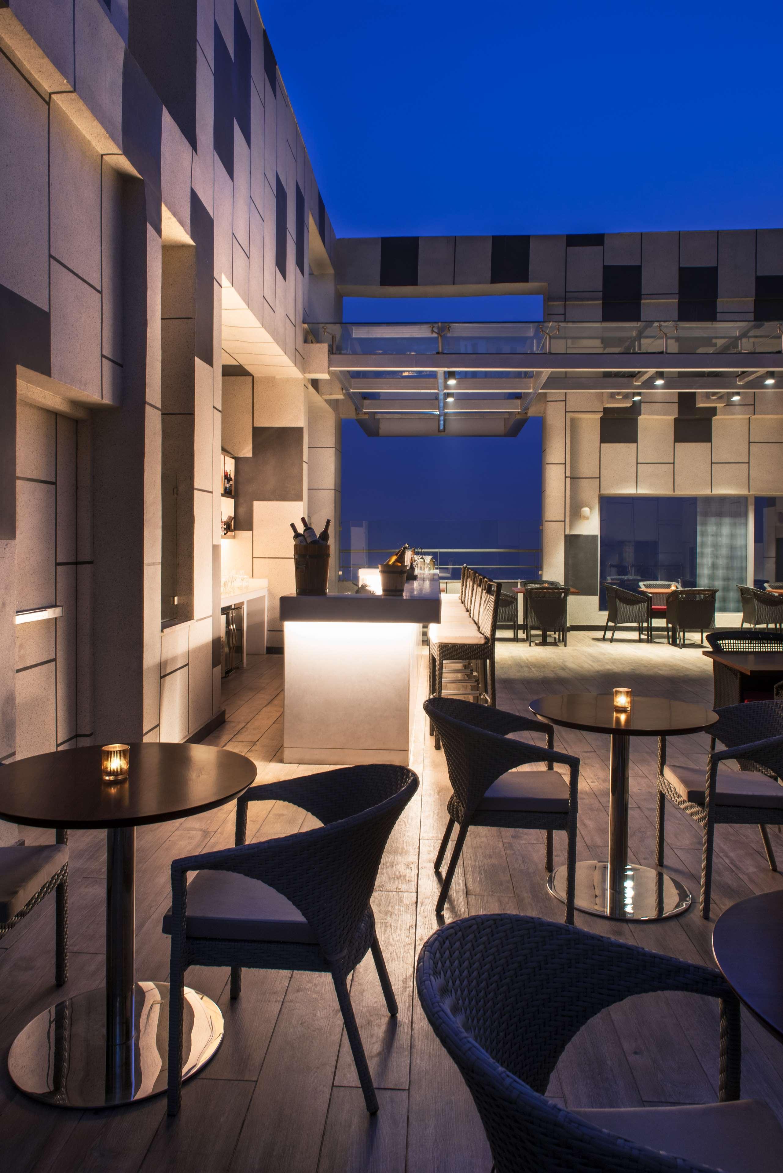 Hyatt Regency Lucknow Gomti Nagar Hotel Eksteriør billede The Sky Bar