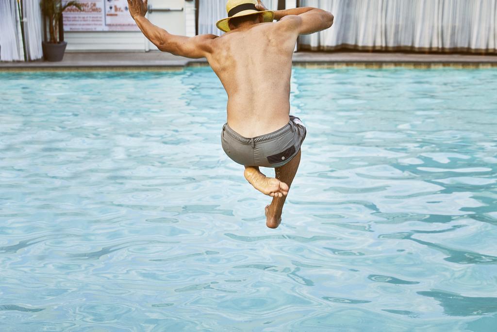 Hyatt Regency Lucknow Gomti Nagar Hotel Eksteriør billede A man jumping into a swimming pool